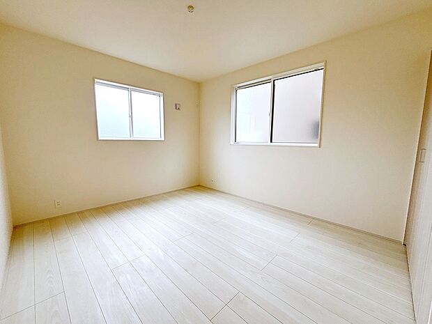 【Room】2面採光を確保した明るい室内は、風通しも良く、大変居心地の良い空間となっております。爽やかな風を感じて起きる朝は、快適生活の始まりに！
