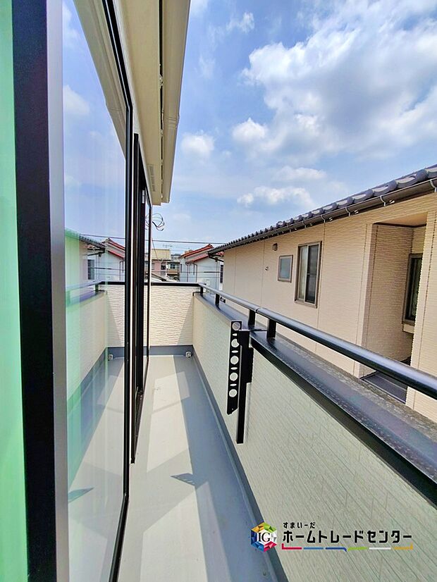 【バルコニー】☆A号棟☆
南面にバルコニーを配置しました!これなら、洗濯物も早く乾きそうですね♪