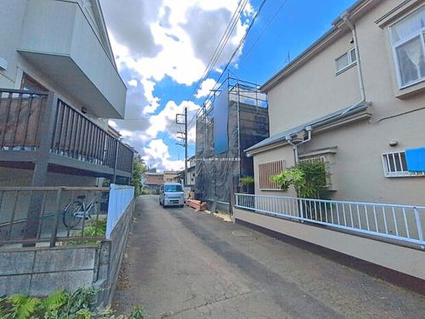 【前面道路含む現地写真】カースペース2台可能です。
この街で・この家で暮らしたいと思わせる理由を是非現地でお確かめ下さい。