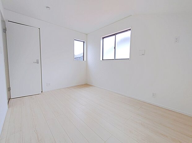 【☆Room☆】明るめのフローリングですので、壁紙ともマッチし、お部屋を更に広く見せてくれる効果も。収納も完備しているので、お部屋は美しい空間を保てますね!