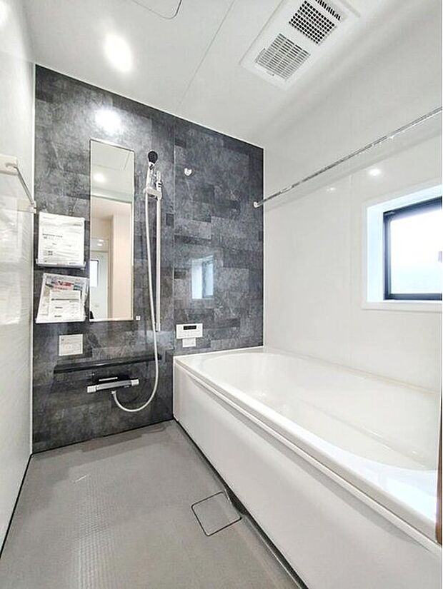 【☆Bathroom☆】落ち着いた雰囲気のゆったり寛げるバスルーム。浴室は乾きやすく、滑りにくい速乾床を採用。お子様とのお風呂タイムも安心です。