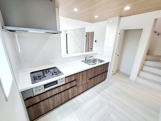 【☆Kitchen☆】人工大理石トップのシステムキッチン。見栄えもよくお手入れもスムーズに出来ます。