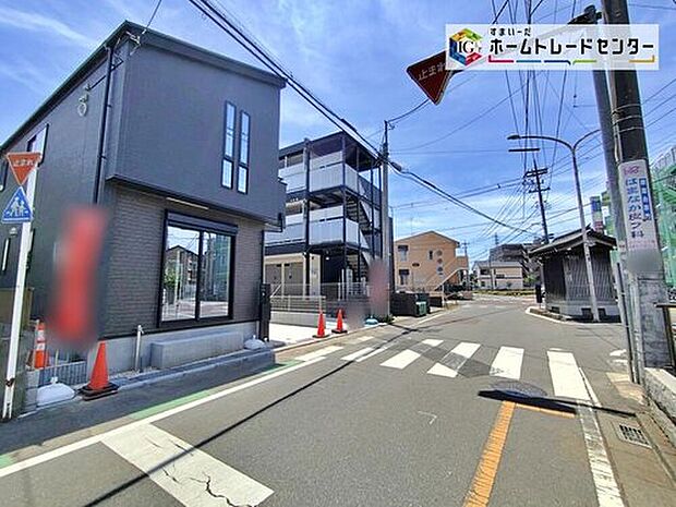【前面道路含む現地写真】カースペースございます。
この街で・この家で暮らしたいと思わせる理由を是非現地でお確かめ下さい。
現地をご覧いただきながら、住まいの夢をお聞かせください。