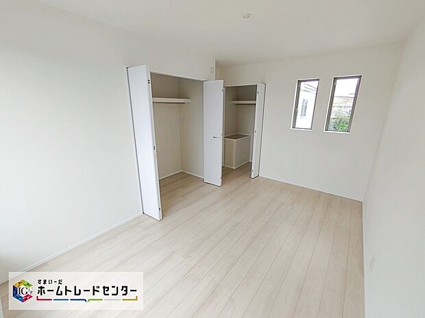 【☆居室☆ B号棟】充分な広さの収納を備え、採光良好な洋室は、快適空間。プライベートの時間もゆったりお寛ぎ頂けそうです。各居室や廊下など、室内各所に収納スペースが充実した住まい。
