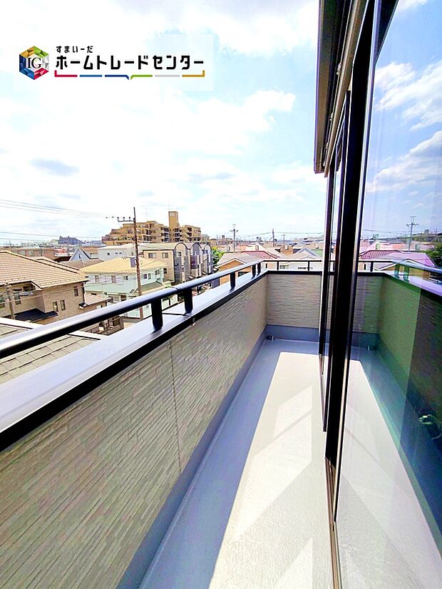 【☆バルコニー☆】2階と3階にバルコニーを設置しました。天気の良い日は、ご家族の洗濯物・お布団をまとめて干せます♪
