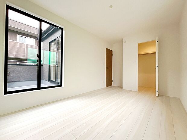 【☆Room☆】
採光良好な明るい室内。木の温もりがやさしいフローリングは安らぎをもたらすプライベート空間。