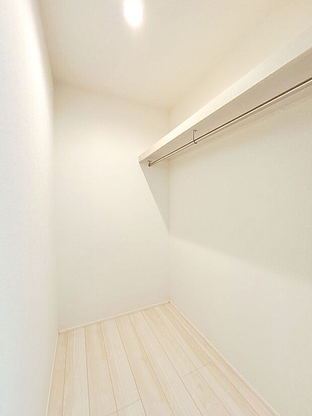 【☆Walk in Closet☆】
収納力が嬉しいウォークインクローゼット。洋服はもちろん、お子様との思い出もたっぷりしまえます。