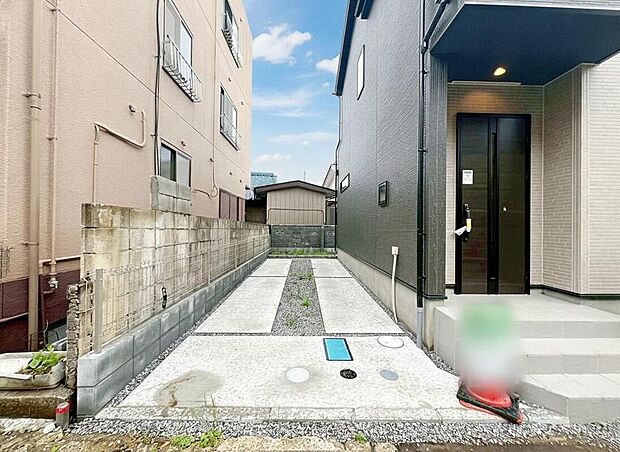 【駐車場】嬉しいコンクリート仕上げのカースペース。雨の日も足元を気にせず外出できます。