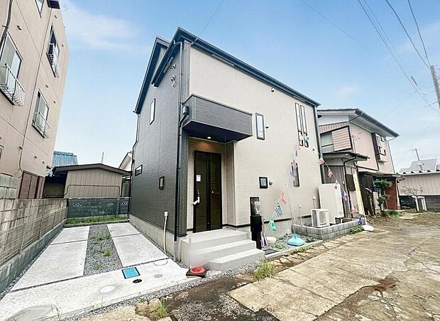 【現地外観写真】洗練されたデザインのお洒落なお住まいです。従来の省エネ住宅よりも優れたＺＥＨ水準の快適住宅。