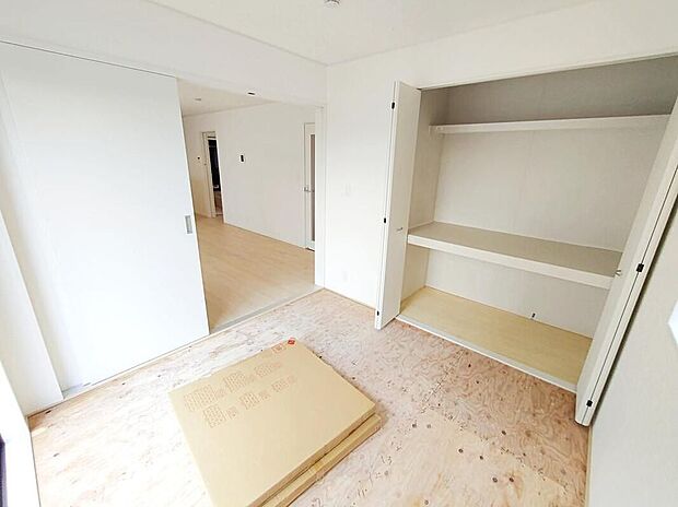 【リビング以外の居室】来客にもお子様の遊び部屋としても利用できる和室。畳の香りはやはり落ち着きますよね。※畳は、これから入ります。