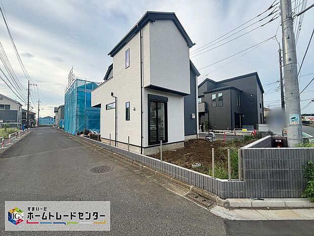 【☆前面道路の様子☆】交通量が少ない住宅街なので雨の日でも車の走行音も気になりません。住人以外の車の進入も少なく、小さなお子様を持つご家庭にも安心。陽当りの良い道路に面したお住まい。道路幅も広めで、開放感たっぷり♪