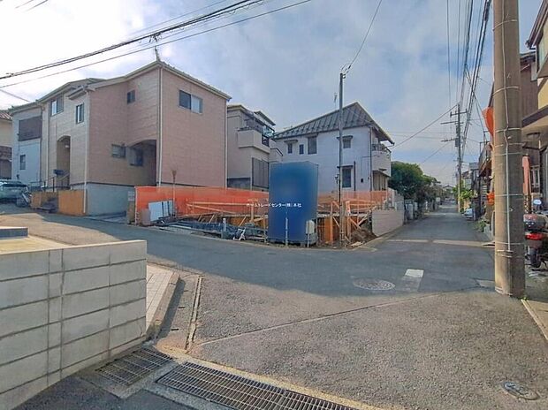 【前面道路含む現地写真】カースペースございます。平日・お仕事帰りなど、いつでもご案内いたします！お気軽にお問い合わせ下さい。