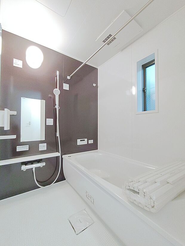 【☆Bathroom☆】一日の疲れを洗い流せるような憩いのバスルーム。窓付きなので、採光もあり明るく気持ちの良い空間です。窓があることで、換気環境も良好。掃除もスムーズに出来ます。
