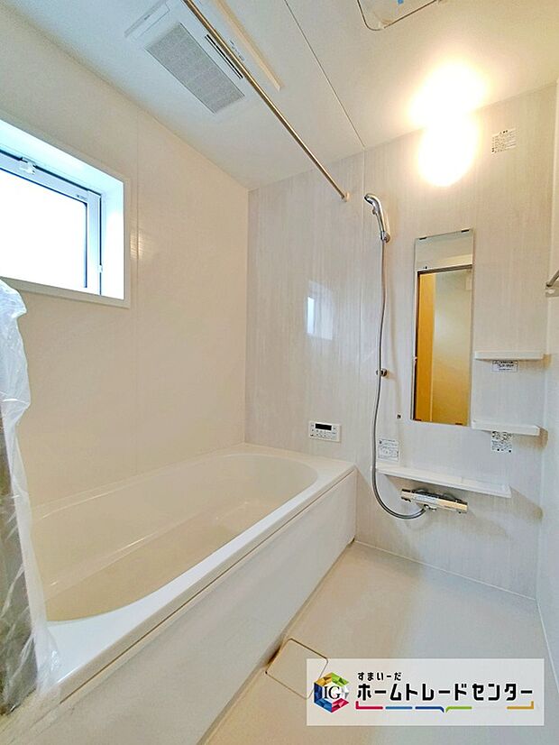 【☆Bathroom☆ 1号棟】寒い季節に嬉しい暖房機能付きの浴室です。冷やっと感じることなくお使い頂けます。また、換気乾燥機付きですので、日々のお手入れもスムーズに出来ます。毎日のバスタイムが楽しみになりそう!