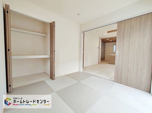【☆Japaneseroom☆ 1号棟】リビング隣には日当たり良好の和室付きです。間仕切りを開ければリビングと繋がり開放感が出ます。家族全員分の布団をしっかりしまうなら、やっぱり収納力の高い押入れが便利。