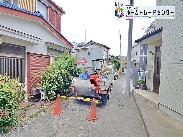 【前面道路含む現地写真】ビルトインガレージございます。現地をご覧いただきながら、住まいの夢をお聞かせください。