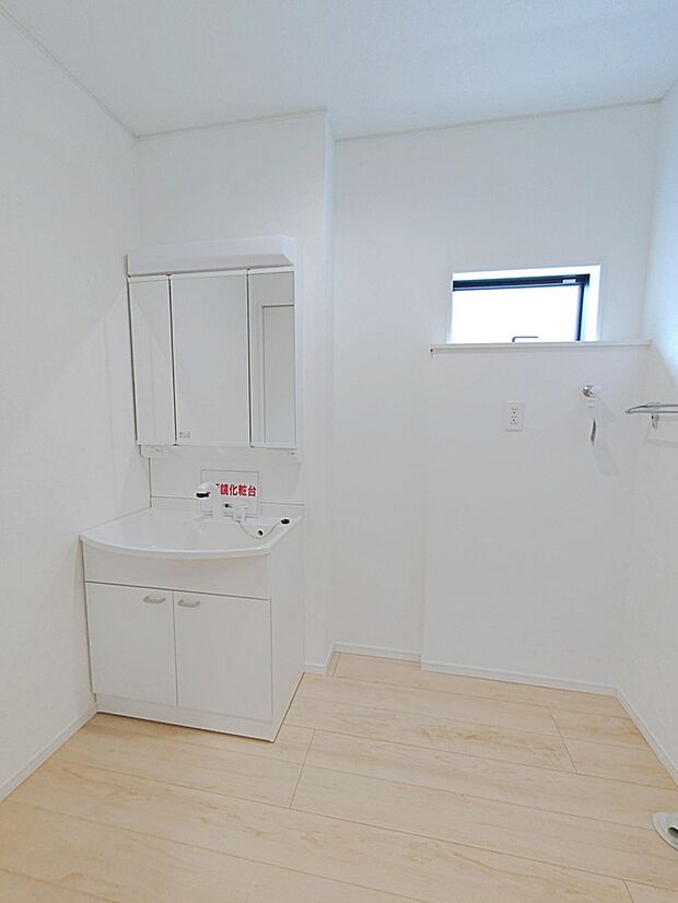 【☆Sanitary room☆】サニタリースペースには窓が備えられております。毎朝の身支度も、陽の光差し込む明るい空間で、快適にお使い頂けそうです。散らかりがちな洗面所も三面鏡うしろの収納でスッキリ！
