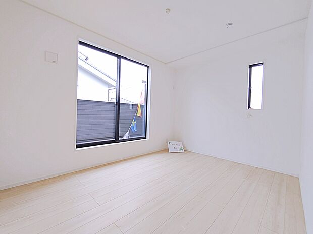 【☆Room☆】２面採光を確保した明るい室内は、風通しも良く、大変居心地の良い空間となっております。爽やかな風を感じて起きる朝は、快適生活の始まりに！

