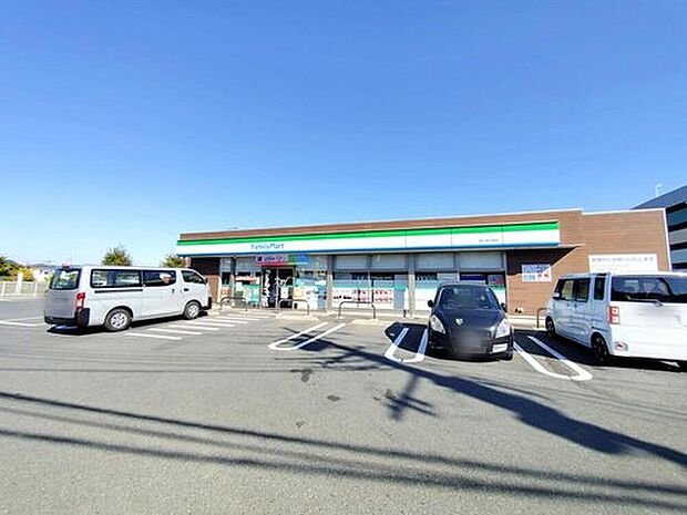 ファミリーマート富士見山室店（約489m）