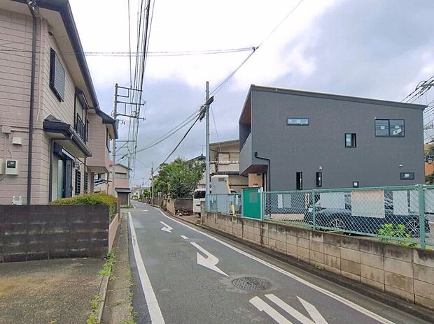 【前面道路含む現地写真】2台を並列駐車できるゆとりあるカースペース。
現地をご覧いただきながら、住まいの夢をお聞かせください。