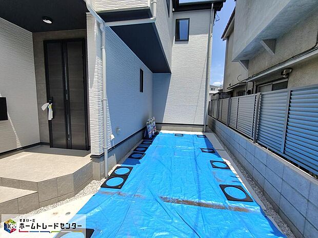 【駐車場】嬉しいコンクリート仕上げのカースペース。雨の日も足元を気にせず外出できます。