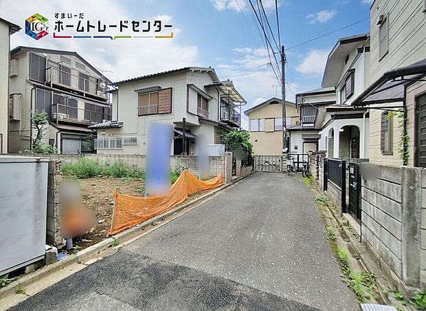 【前面道路含む現地写真】☆前面道路の様子☆ビルトインガレージございます。現地をご覧いただきながら、住まいの夢をお聞かせください。