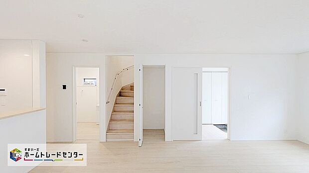 【リビング】☆Livingroom☆
大きな窓のあるリビングは、陽光あふれる明るい空間です。居心地良く、ご家族皆がゆったり寛げる憩いの空間となりそうです。