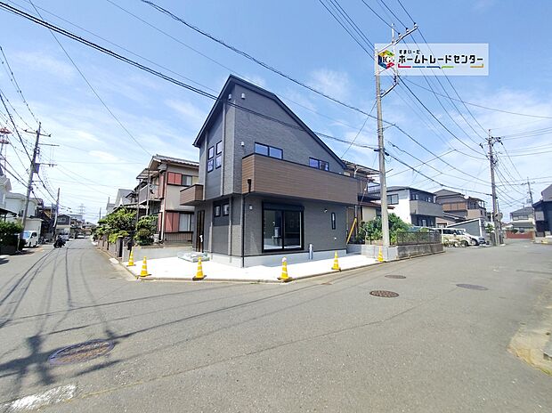 【☆前面道路を含む現地写真☆】角地のため、それぞれの方角から光が入ってくるため日当たりがよく開放感が得られます♪