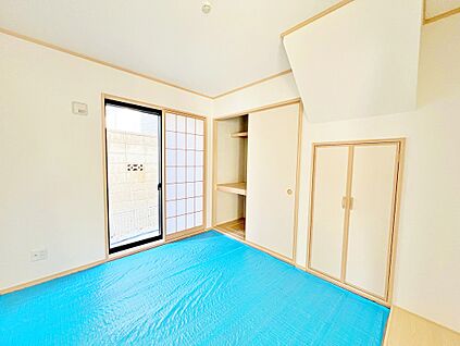 和室の収納と窓がある居室