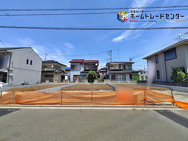 【分譲地の外観写真】整地済みの分譲地写真。前面道路はアスファルト舗装の南西側6.0m公道。土地112.07~112.58m2、総戸数3。東武東上線「鶴瀬」駅徒歩19分。