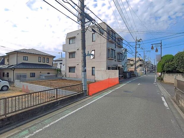 【前面道路含む現地写真】カースペースございます。この街で・この家で暮らしたいと思わせる理由を是非現地でお確かめ下さい。現地をご覧いただきながら、住まいの夢をお聞かせください。
