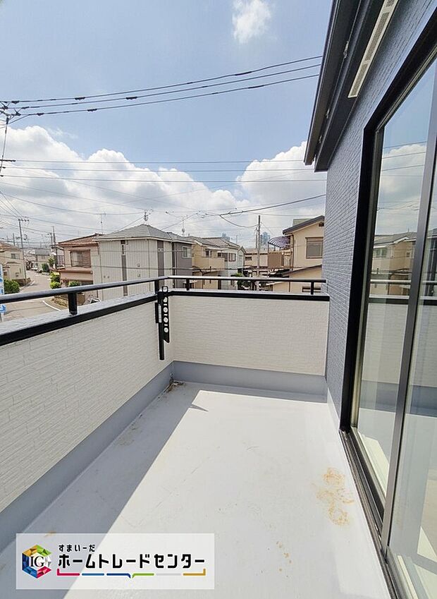 【☆1号棟バルコニー☆】お布団やシーツも1回でまとめて干せます。広いバルコニーからたっぷりの光をうけたお布団やシーツから太陽のにおいが感じられます。水捌けも良く雨の日も雨水が溢れる心配もありません。