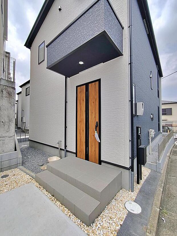 【☆Entrance☆】玄関ポーチには屋根がついているので雨などでも玄関前で濡れずにお出かけ準備が出来ます。