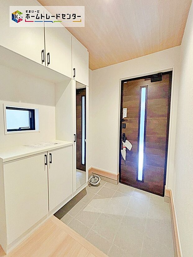 【☆Entrance☆2号棟】ガラススリットの入った玄関ドアは室内に光を届けてくれる大事な存在です☆ウッドテイストの玄関ドアがお洒落です。