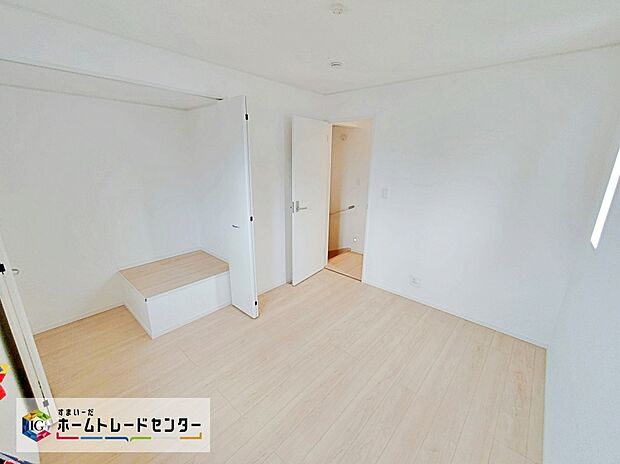 【☆Room☆】採光良好な明るい室内。木の温もりがやさしいフローリングは安らぎをもたらすプライベート空間。収納も完備しているので、お部屋は美しい空間を保てますね!