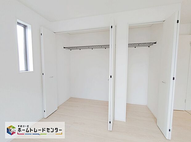 【☆Closet☆】大人が立って入る事ができる広々クローゼット。コートやワンピースはもちろん、ゴルフバッグ等大きな物も楽々収納できます。個室のクロゼット、LDK・廊下の物入など「使うところにしまえる」を設計!