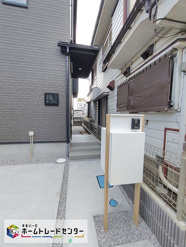 【☆玄関☆】通販利用時も快適な宅配ボックス一体型の機能門柱。不在時のお届け物対応はもちろん、家事で手が離せない時間帯にも活躍します。玄関先のスペースを有効活用できるコンパクトで美しいデザインです。