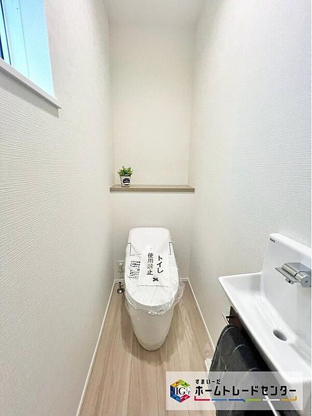 【 トイレ】トイレスペースが１・２階にございます。朝の混雑時に家族が分散して使用できます。またゲスト用・家族用と分けることも出来ます。1階のトイレはタンクレストイレでスタイリッシュな空間に♪