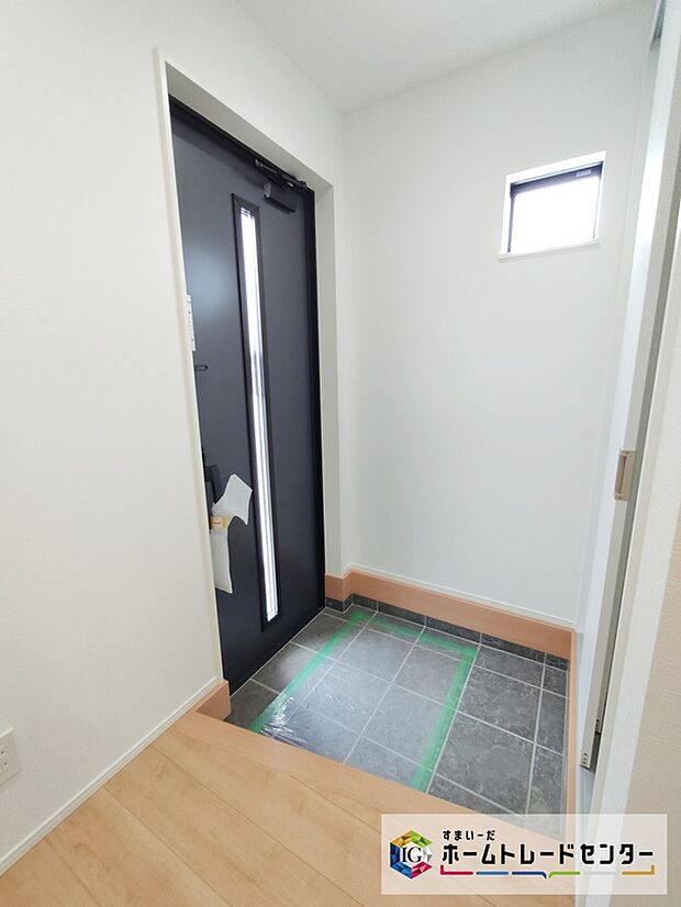 【☆玄関☆】開放感のある玄関ホール。温もり感じるフローリング仕様ですので、ご家族やお客様を温かく迎えてくれます。ガラススリットの入った玄関ドアは室内に光を届けてくれる大事な存在です☆