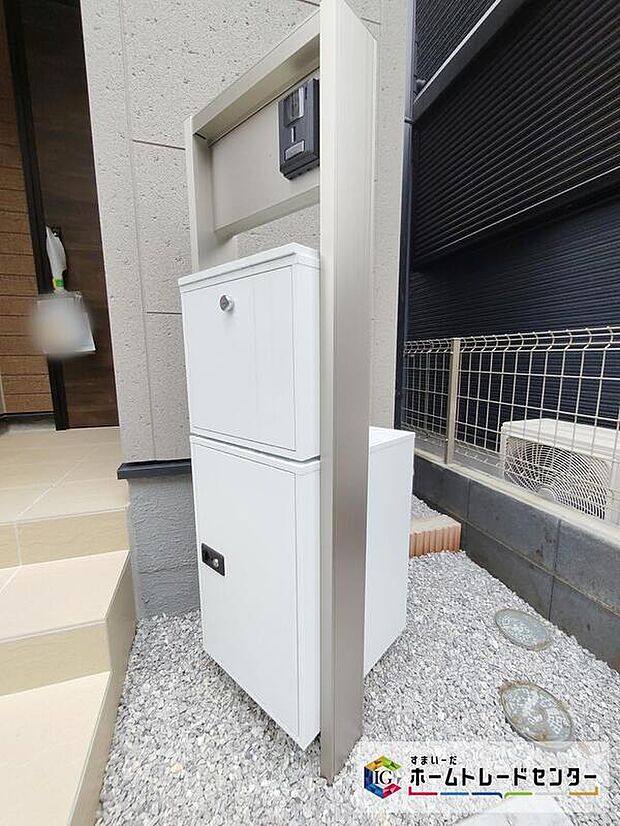 【その他設備】戸建用の宅配ボックスを設置。通販でのお買い物などお荷物が届く予定があっても時間を気にせず外出できるので大変便利です。