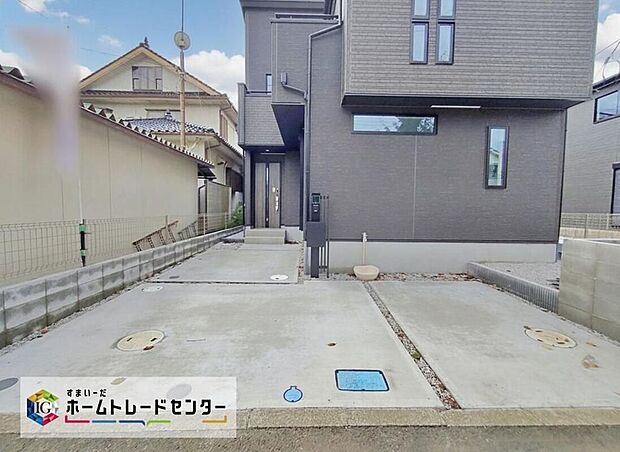 【駐車場】嬉しいコンクリート仕上げのカースペース。雨の日も足元を気にせず外出できます♪空いたスペースには、花や緑で彩るガーデニングもオススメです。リビングからの景観もインテリアの一つになりそうでです♪