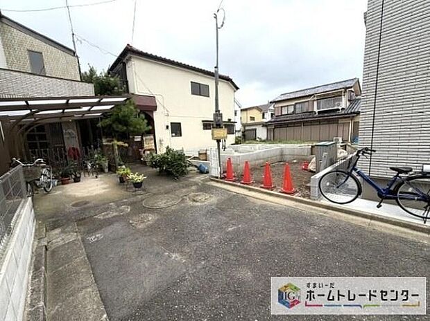 【前面道路含む現地写真】4.2mの私道に面した駐車場あり!周辺は落ち着いた雰囲気の住宅地です。穏やかな新生活を始めてみませんか。