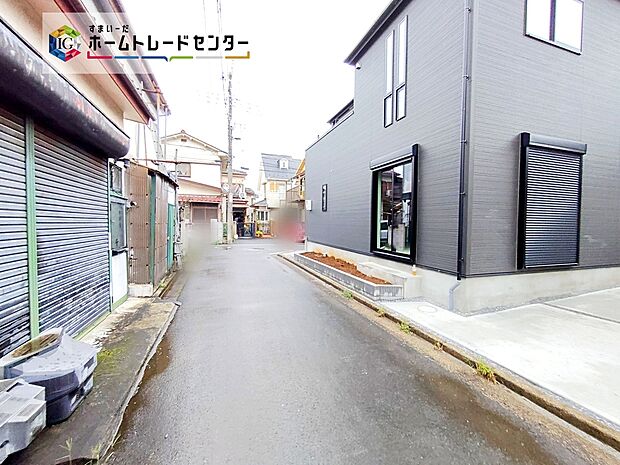 【前面道路含む現地写真】角地なので明るく開放感に溢れた好立地です！お車の出し入れもラクラク♪交通量が少ない住宅街なので雨の日でも車の走行音も気になりません。

