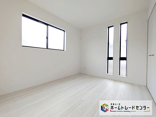 【☆リビング以外の居室☆】2面採光を確保した明るい室内は、風通しも良く、大変居心地の良い空間となっております。爽やかな風を感じて起きる朝は、快適生活の始まりに！

