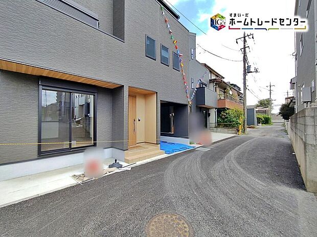 【☆前面道路の様子☆】カースペースございます。この街で・この家で暮らしたいと思わせる理由を是非現地でお確かめ下さい。