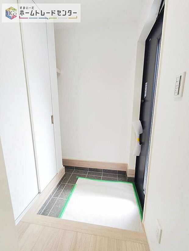 【玄関】訪れる人を優しく迎える、スタイリッシュな玄関。玄関ポーチには屋根がついているので雨などでも玄関前で濡れずにお出かけ準備が出来ます。