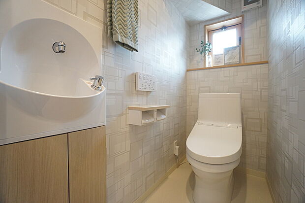 【【トイレ】当社施工例】TOTOのウォシュレット付きトイレを標準装備。ウォシュレット、ウォームレット付きなので、いつでも快適にお過ごしいただけます。