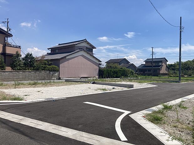 【前面道路含む現地写真】
閑静な住宅地で前面道路を走る車が少ないです。お車の出し入れが苦手な方や小さなお子様にも安心。しっかり舗装もされているので、ベビーカーや自転車で通っても快適に通行できます。