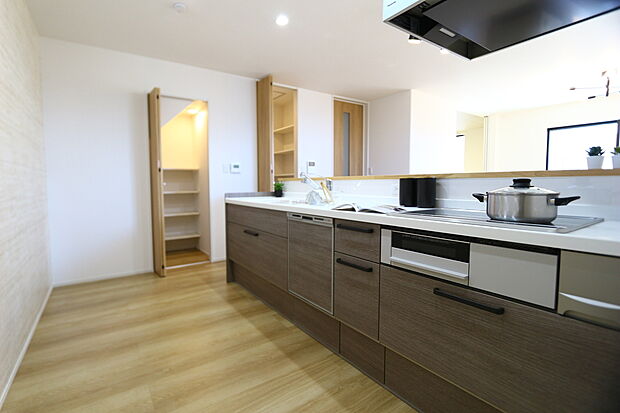 【【E棟　キッチン】】毎日使うから、家事ラク×時短にこだわったシステムキッチンを採用！食器洗乾燥機・浄水器混合栓を標準装備。人造大理石のシンクは日々のお手入れの負担を軽減し、高級感を演出します。