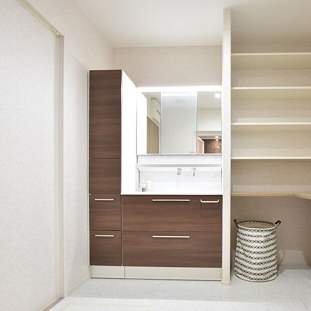 【【洗面室同仕様】】ゆとりの洗面室で朝の身支度も快適スムーズ！三面鏡で髪のセットやお化粧もストレスなくこなせ、朝から気分良く通勤通学に向かえそう♪鏡の裏にはたっぷりと収納スペースを標準装備！